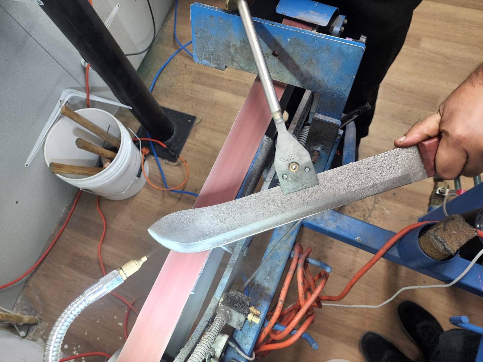 מעבדת השחזת סכינים מקצועית באזור המרכז